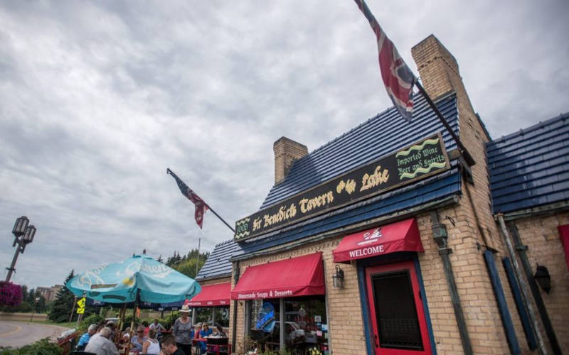 Sir Benedict's Tavern on the Lake